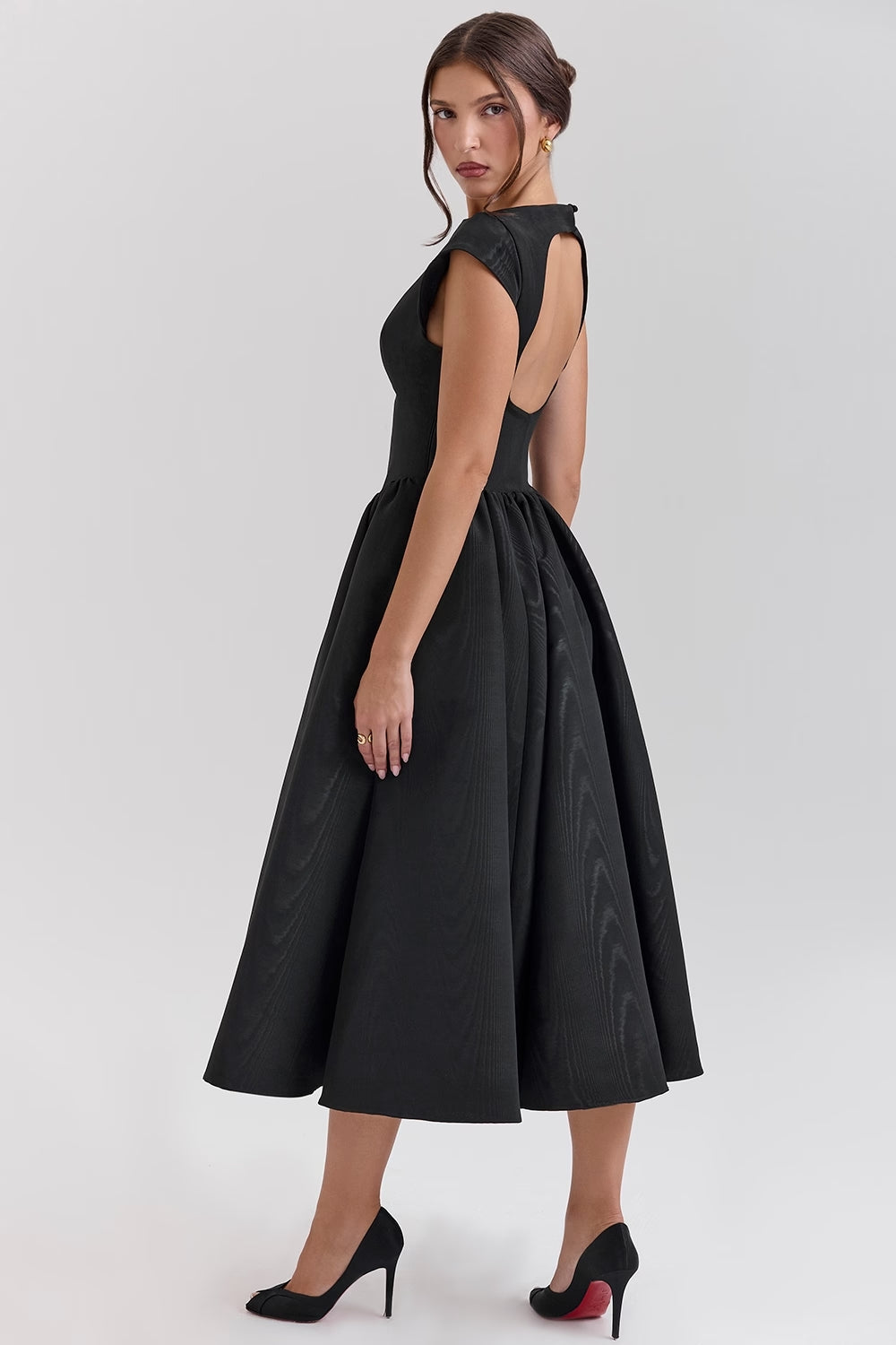 Valenya – Timeless Elegant Dress with Flattering Fit