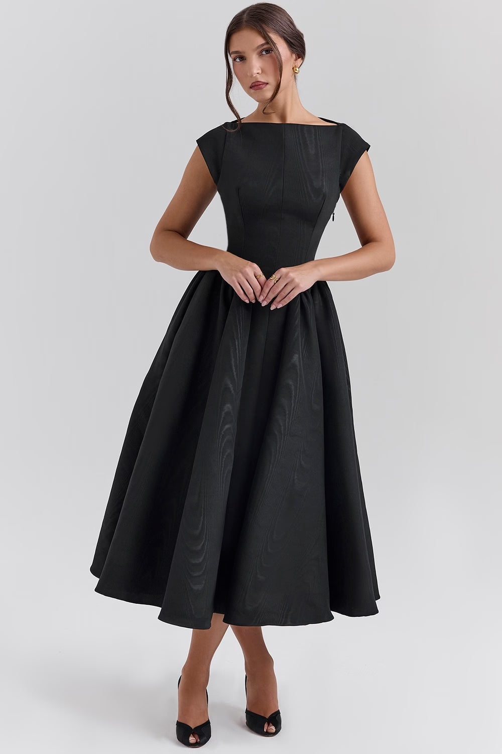 Valenya – Timeless Elegant Dress with Flattering Fit