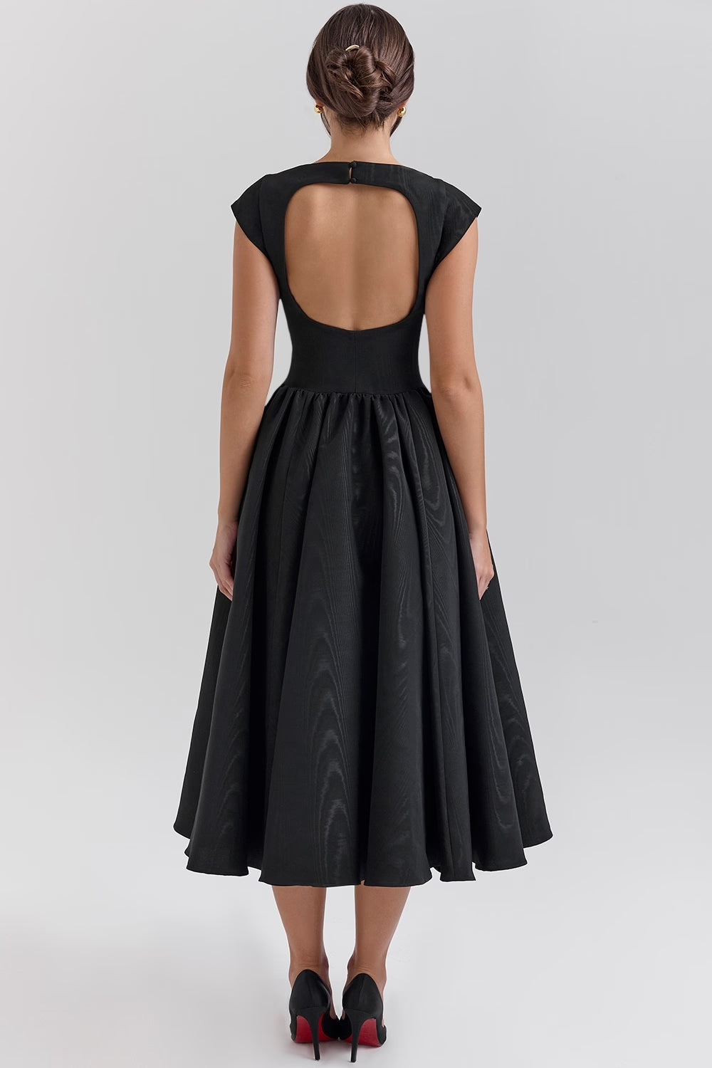 Valenya – Timeless Elegant Dress with Flattering Fit