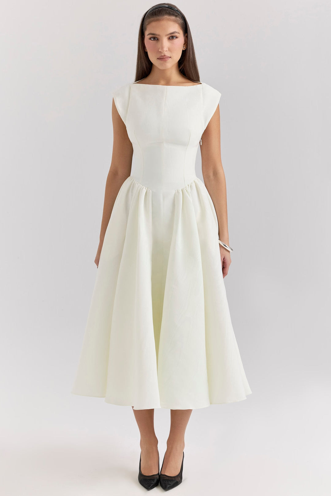 Valenya – Timeless Elegant Dress with Flattering Fit