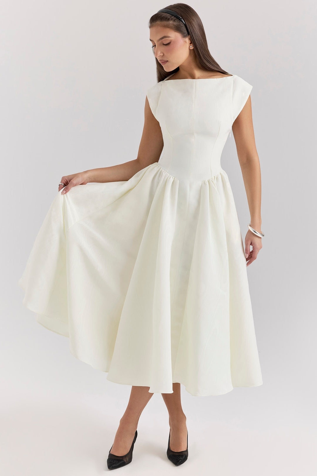 Valenya – Timeless Elegant Dress with Flattering Fit