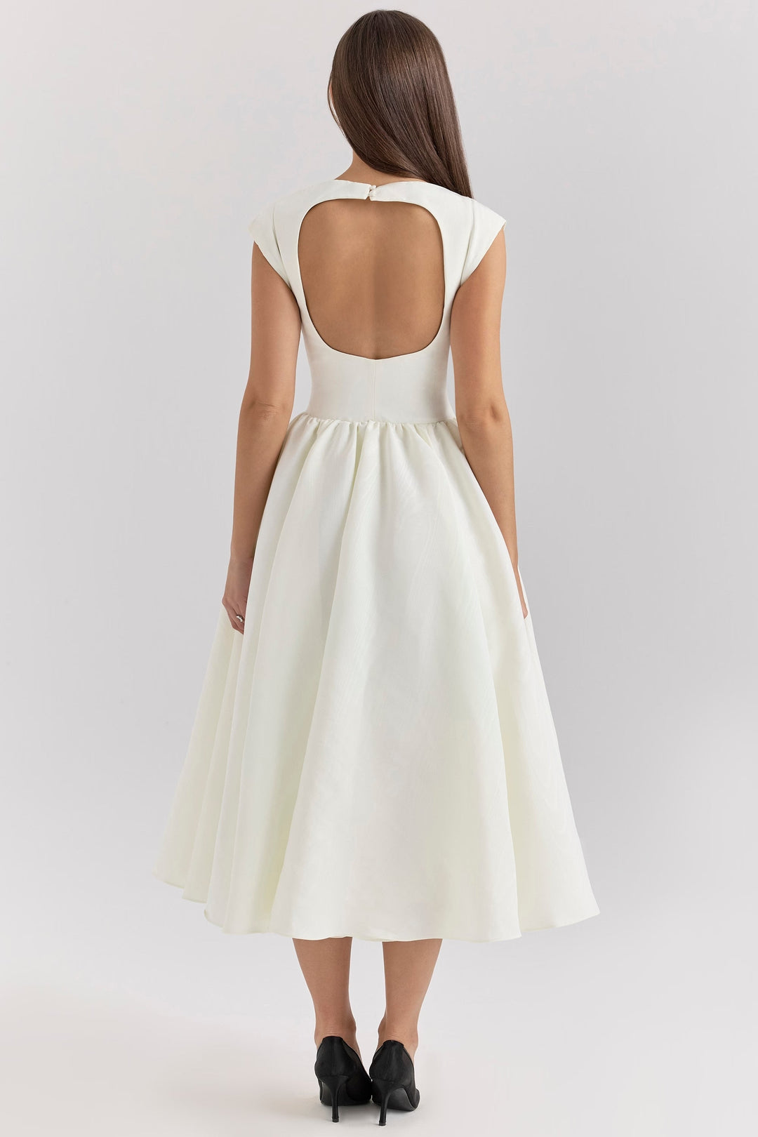 Valenya – Timeless Elegant Dress with Flattering Fit
