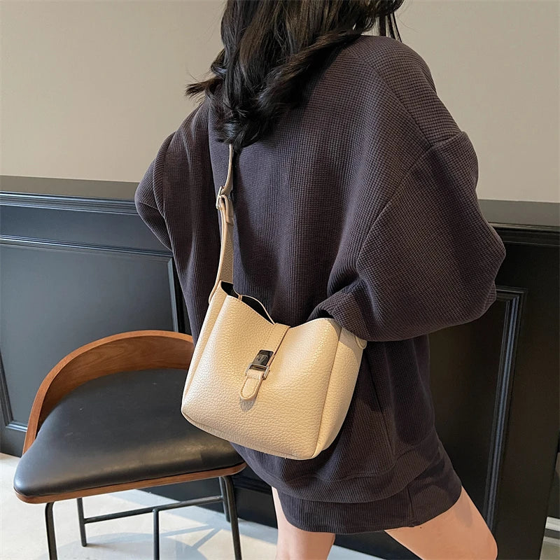 iris™ – modern bucket bag in leather look